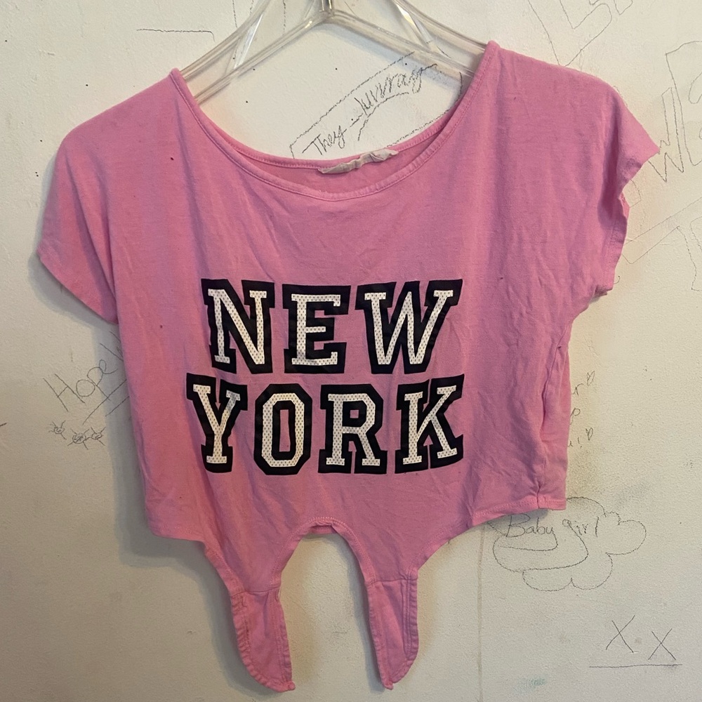 Brand is h&m. Size is a medium. It’s pink with black and white lettering